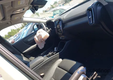 2023 Volvo Xc40 B5 Plus Dark Theme z USA, uszkodzony, nr VIN YV4L12UWXP2943450